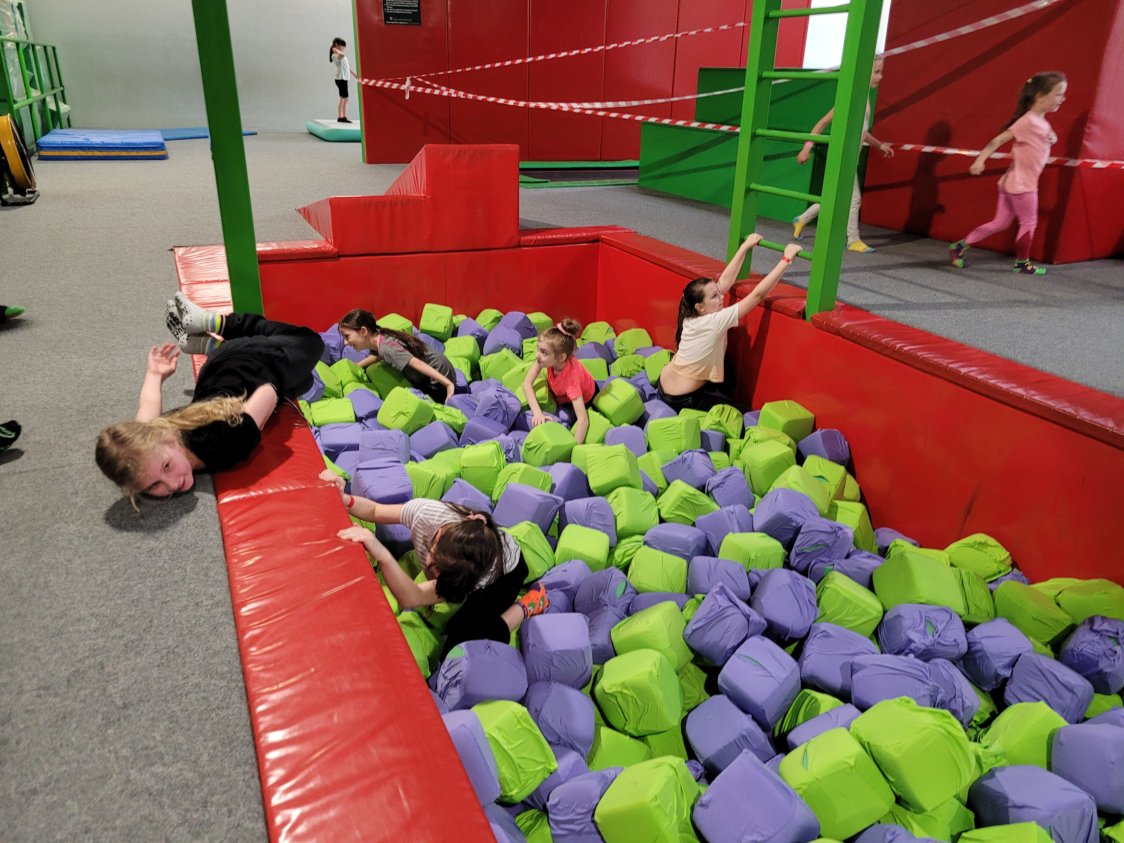 Wycieczka do GOjump Parku Trampolin - Parafia Jawiszowice św. Marcina Bp.