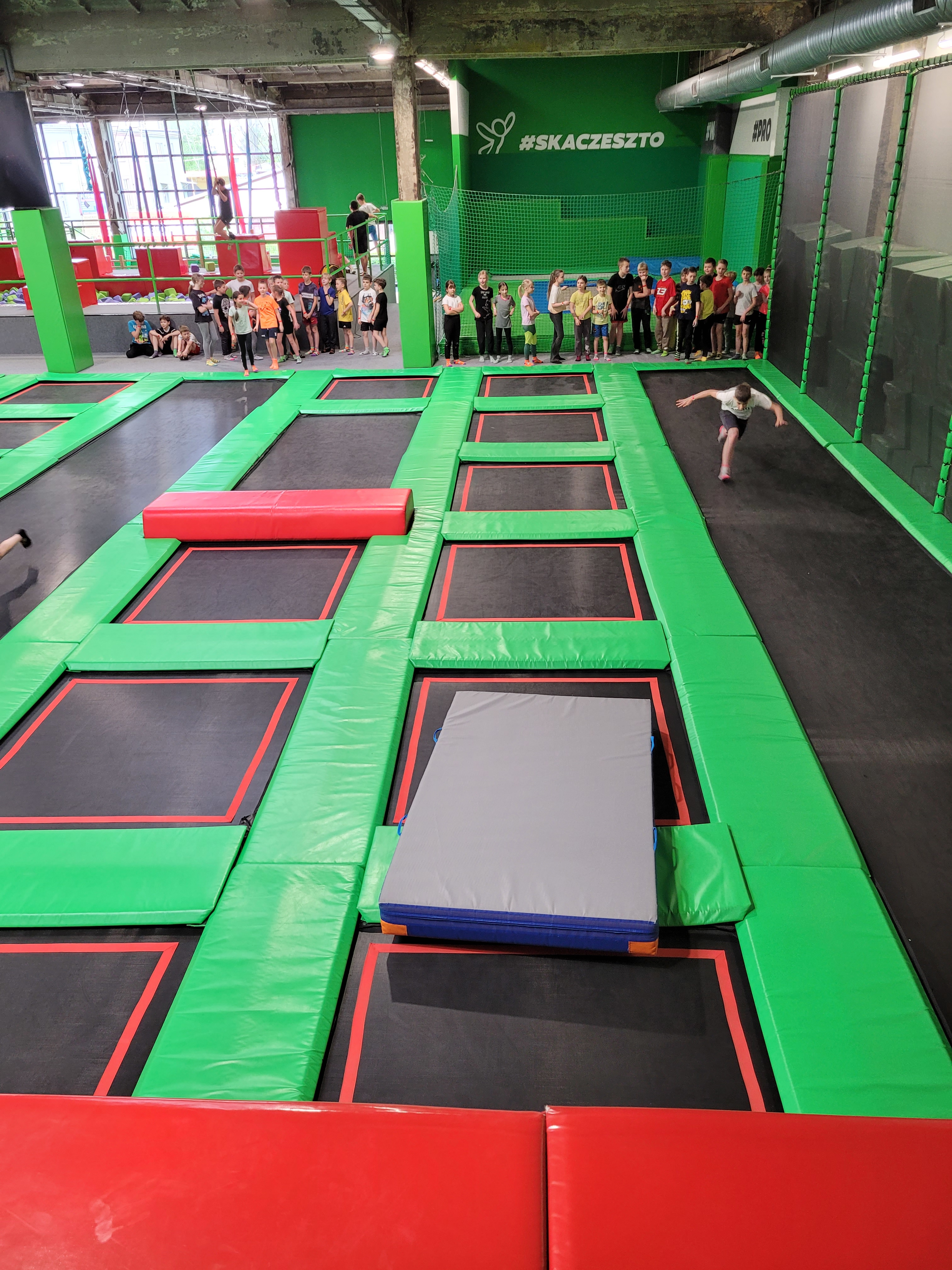 Wycieczka do GOjump Parku Trampolin - Parafia Jawiszowice św. Marcina Bp.