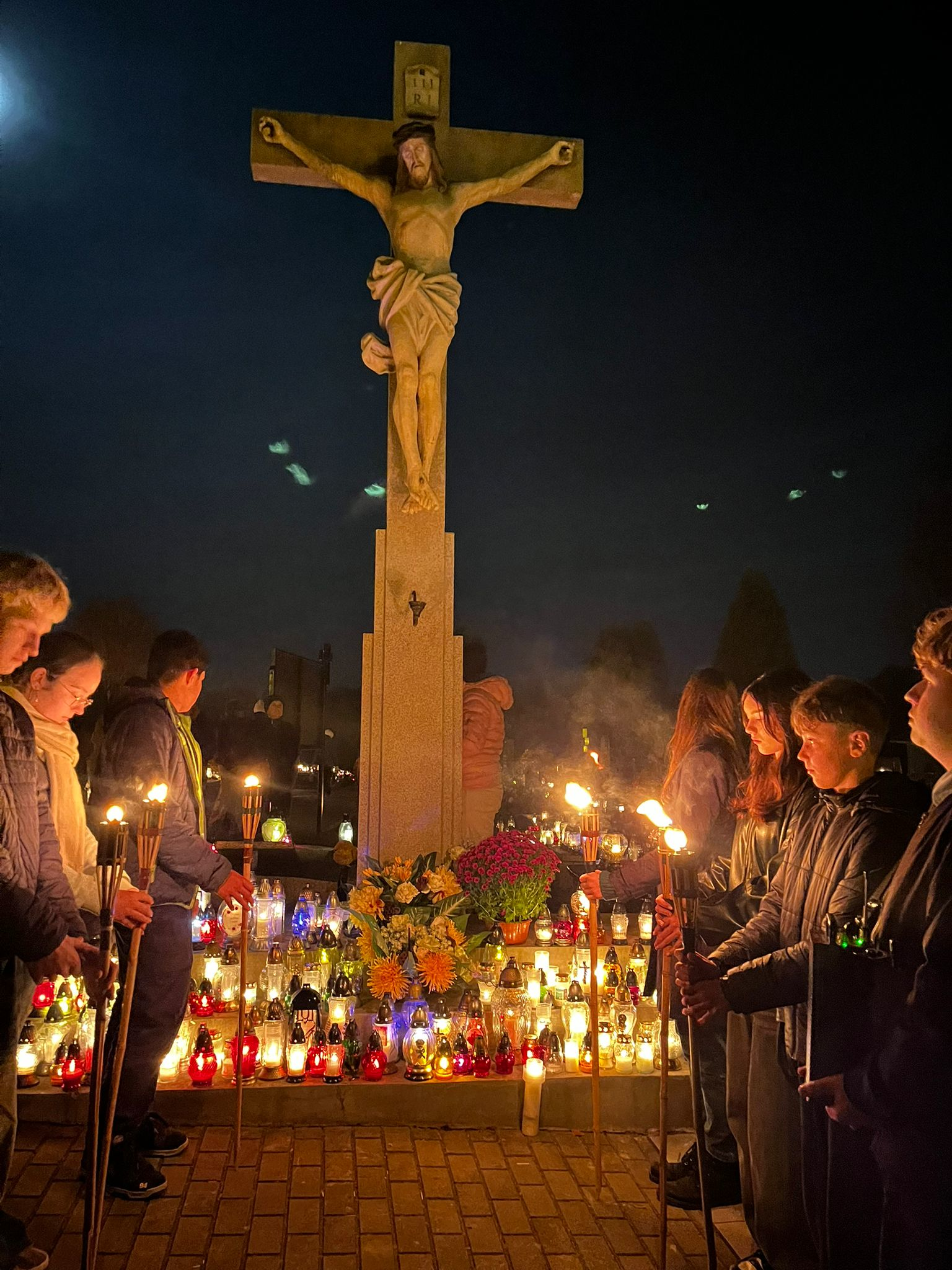 Modlitwa wieczorna na cmentarzu z Młodzieżą