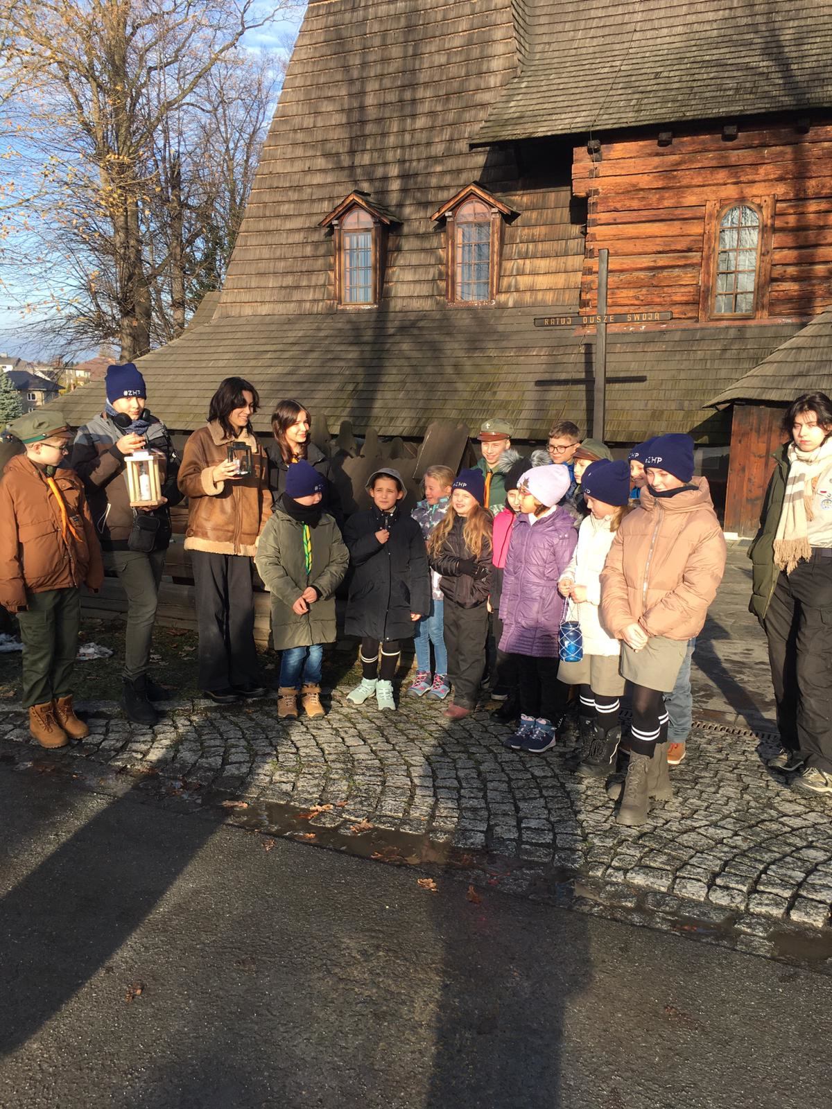 1 Szczep Harcerski z Jawiszowic wprowadził Światło Betlejemskie - Parafia Jawiszowice św. Marcina Biskupa