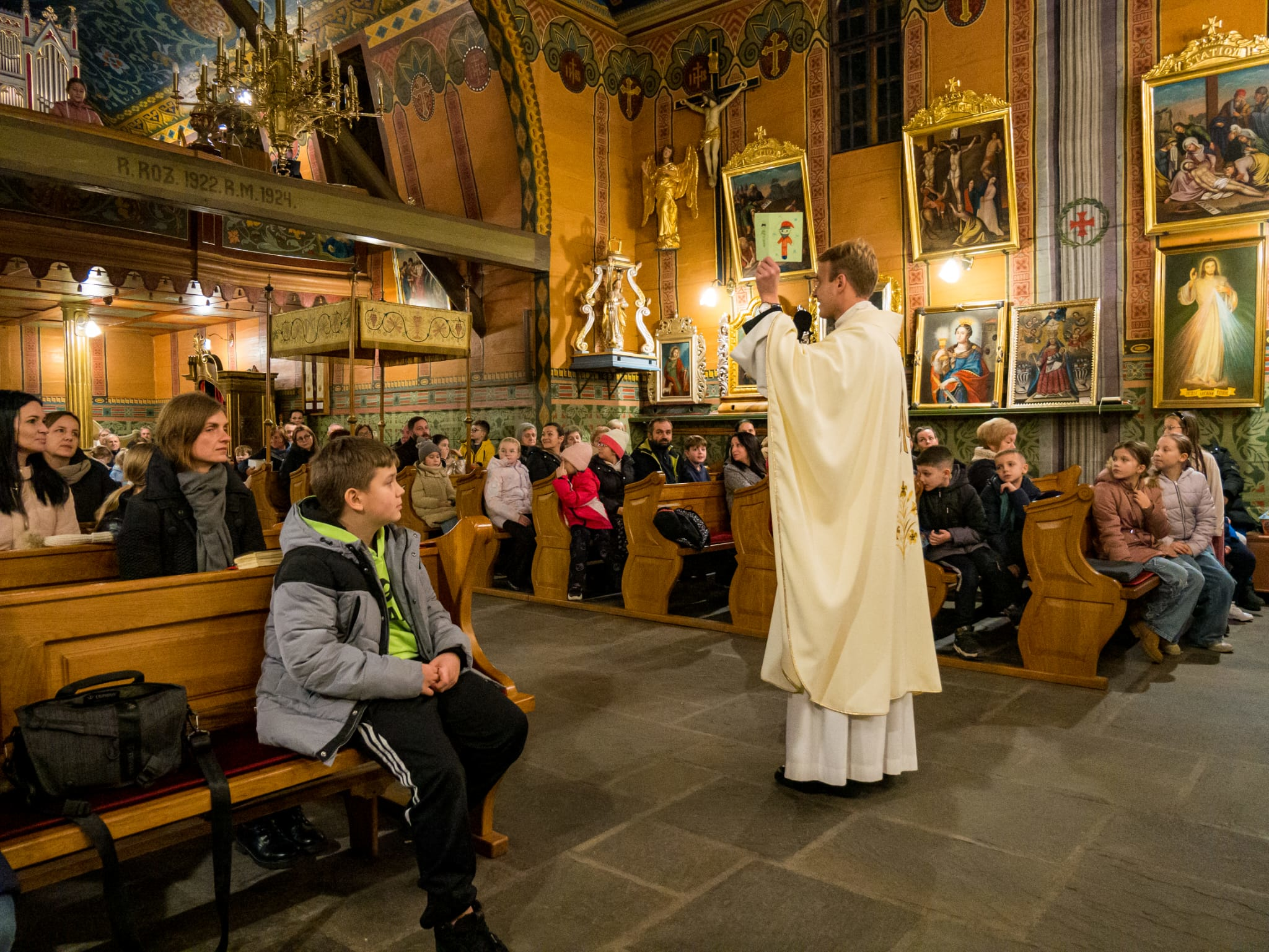 Uczestnicy rorat przygotowali kartki na Boże Narodzenia dla chorych z Parafii - Parafia Jawiszowice św. Marcina Bpa