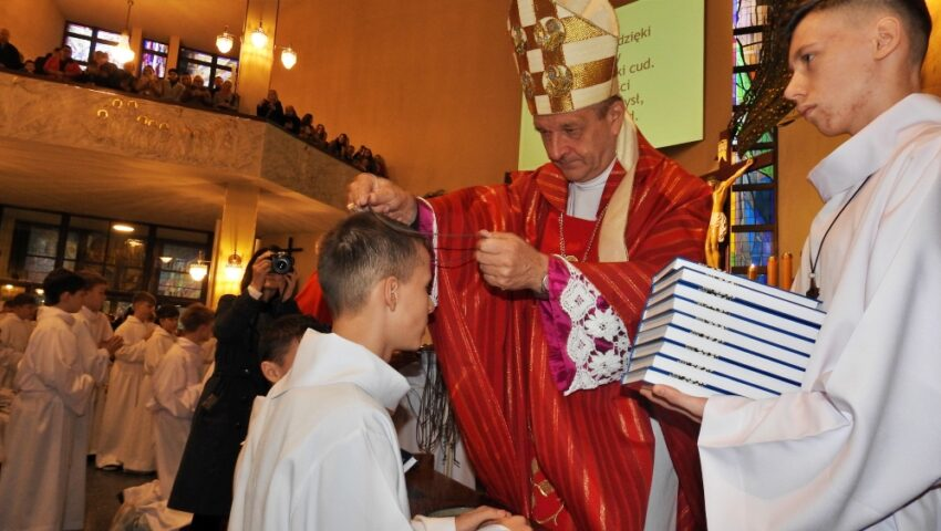 3 naszych ministrantów bp Roman Pindel pobłogosławił na lektorów - Parafia Jawiszowice św. Marcina Bpa