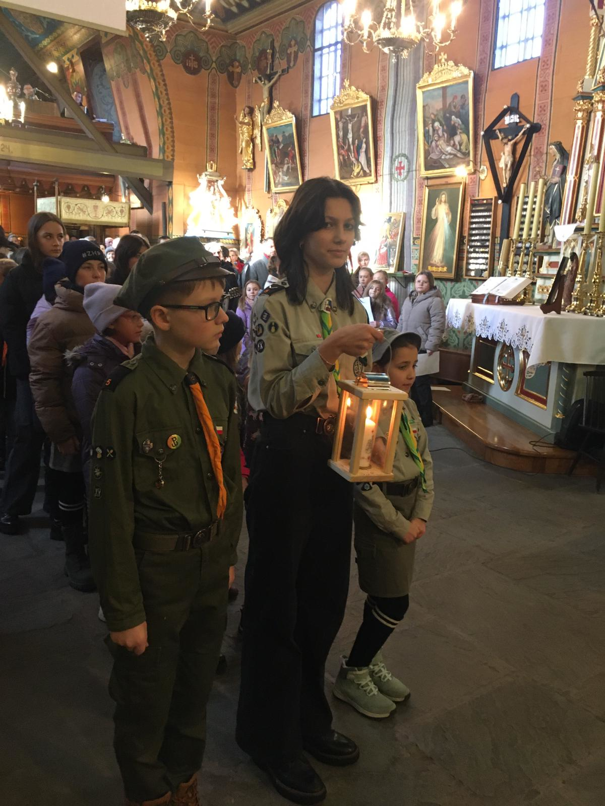 1 Szczep Harcerski z Jawiszowic wprowadził Światło Betlejemskie