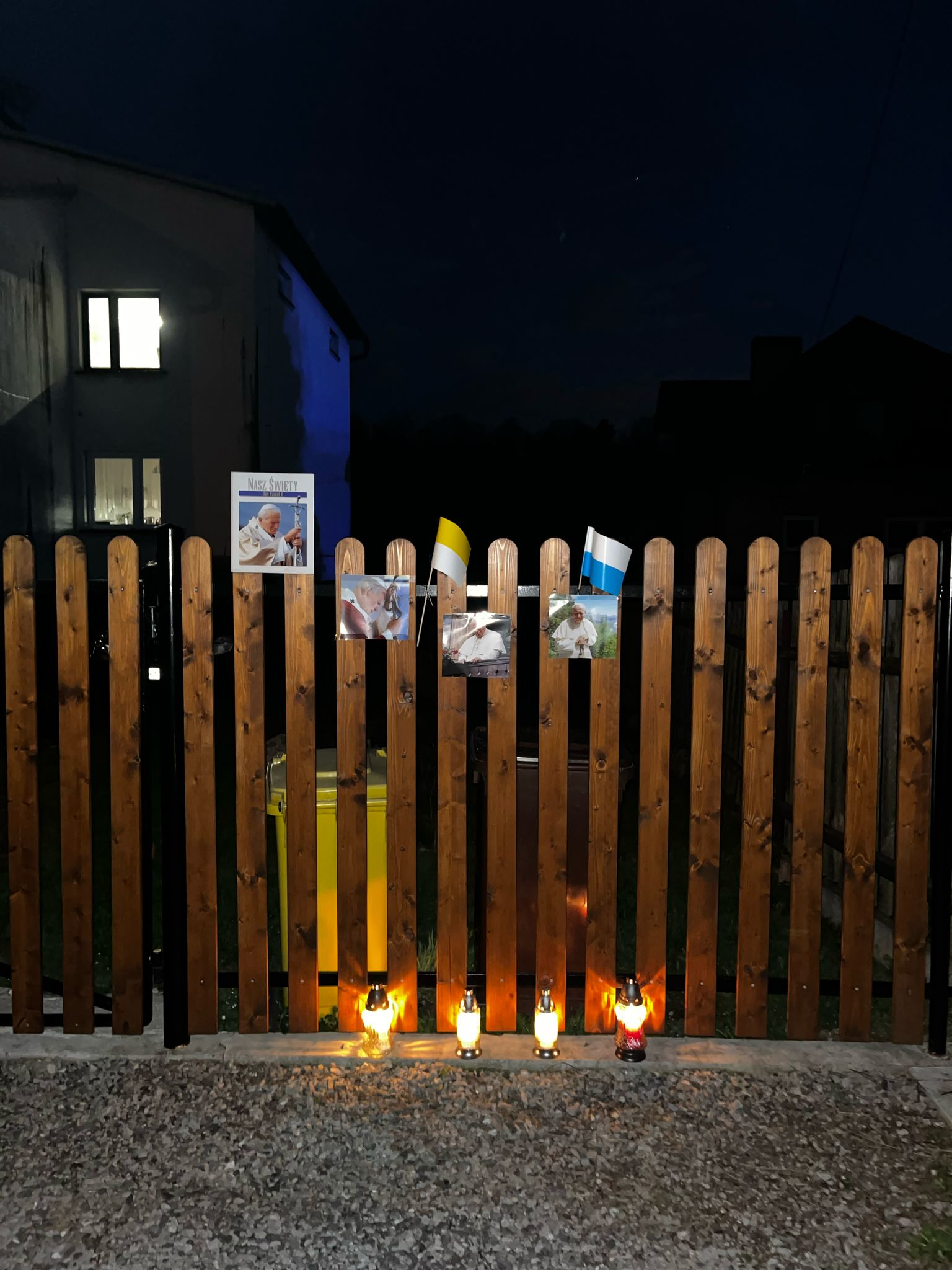 Droga krzyżowa ze św. Janem Pawłem II - Parafia Jawiszowice św. Marcina Bpa