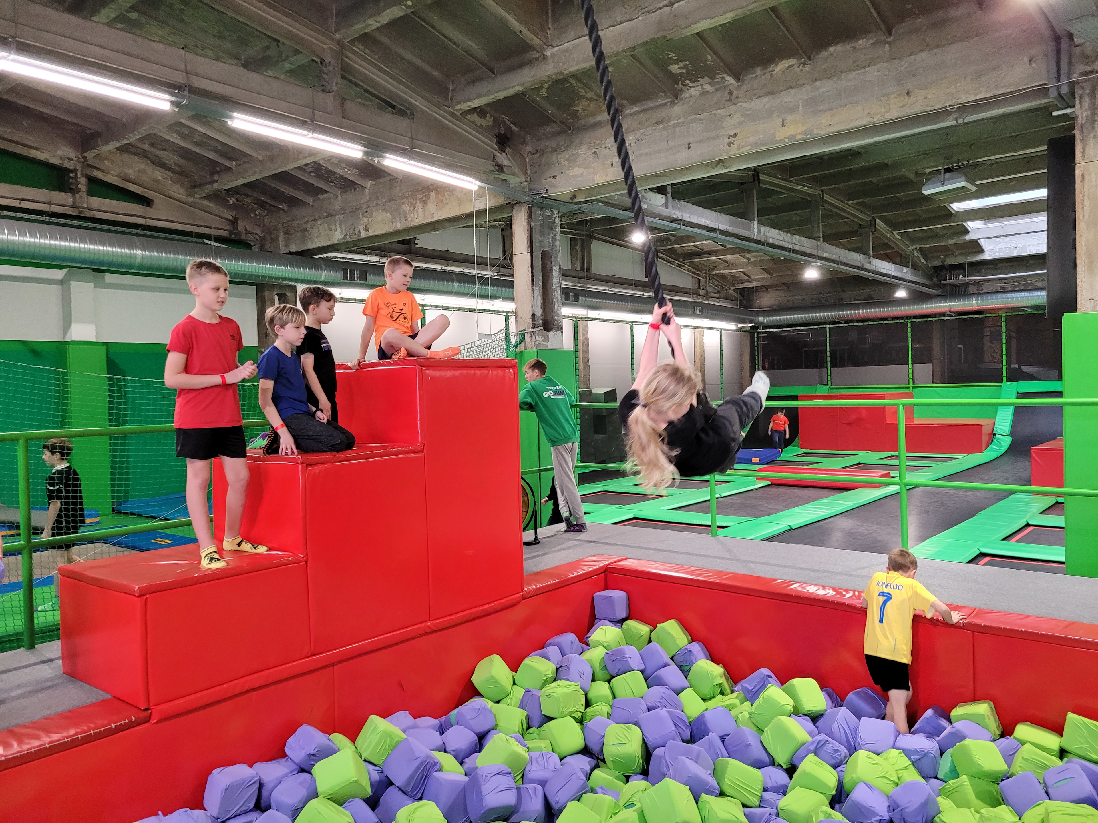 Wycieczka do GOjump Parku Trampolin - Parafia Jawiszowice św. Marcina Bp.