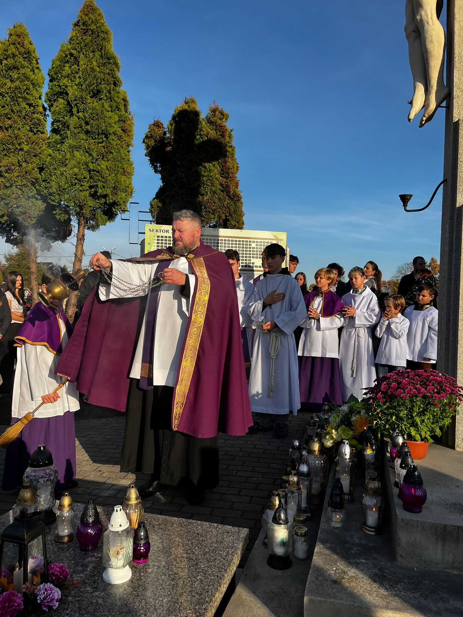 Procesja w Uroczystość Wszystkich Świętych - Parafia Jawiszowice św. Marcina Bpa