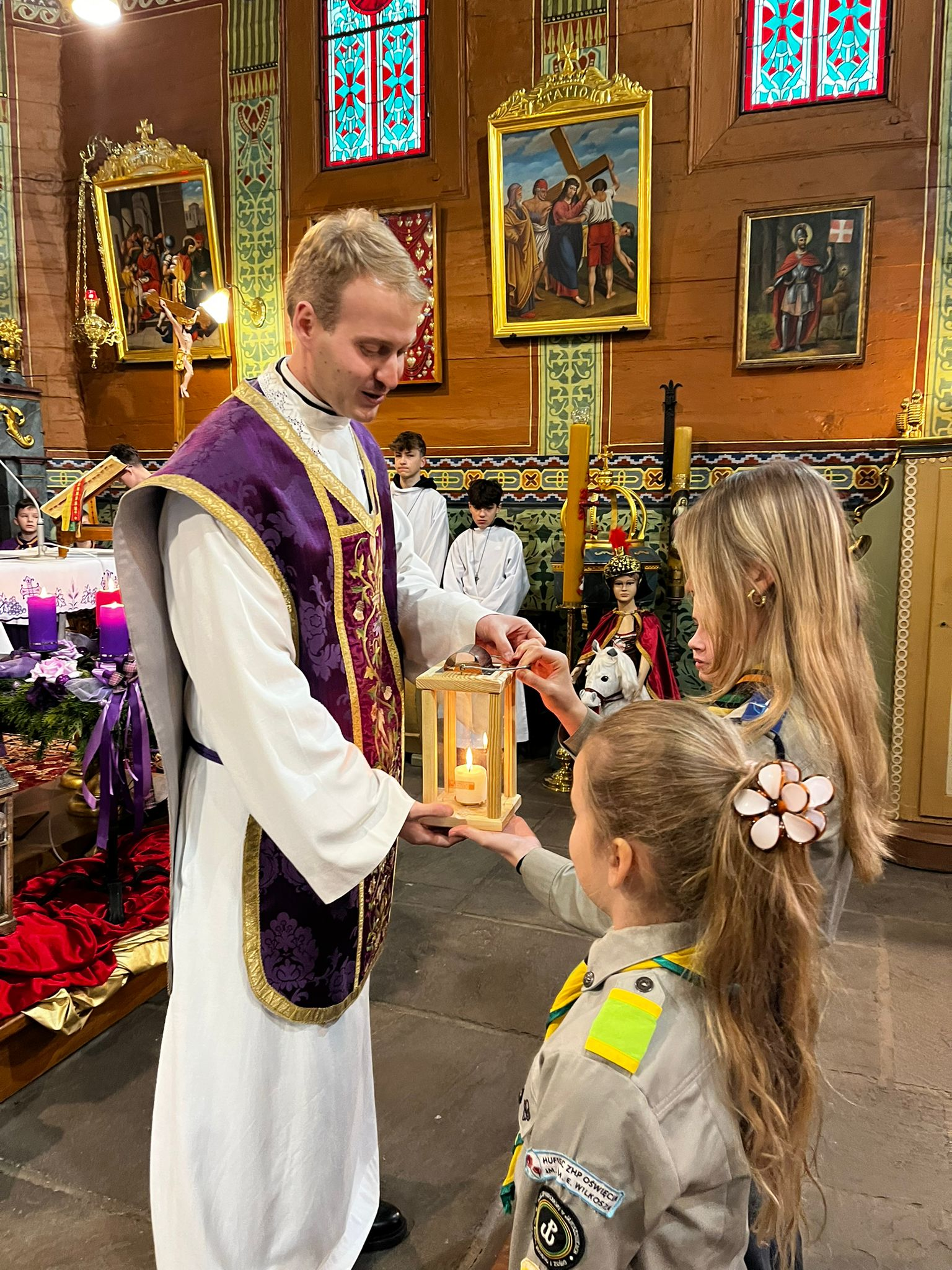 1 Szczep Harcerski z Jawiszowic wprowadził Światło Betlejemskie