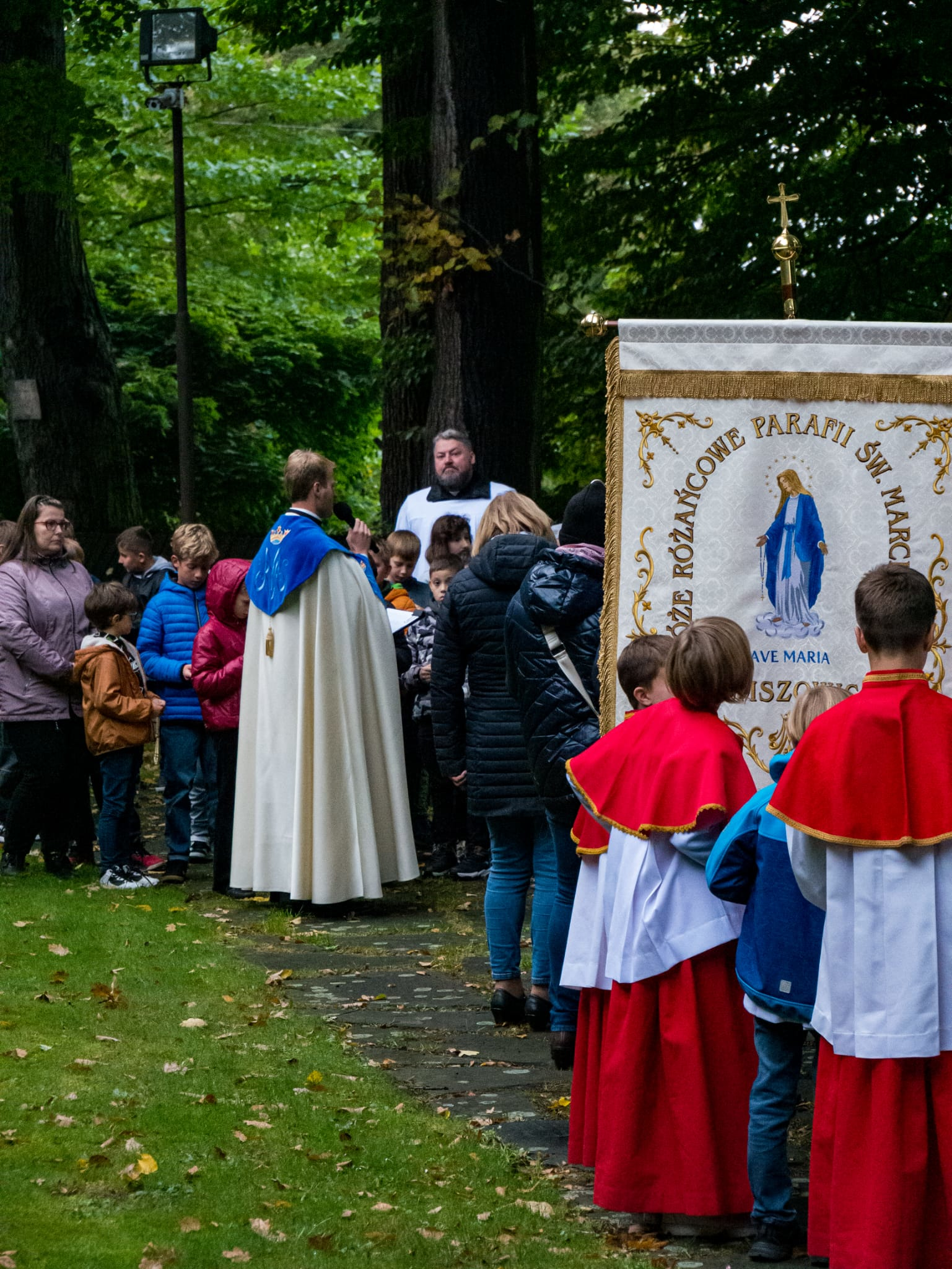 Procesja różańcowa - Parafia Jawiszowice św. Marcina Bpa