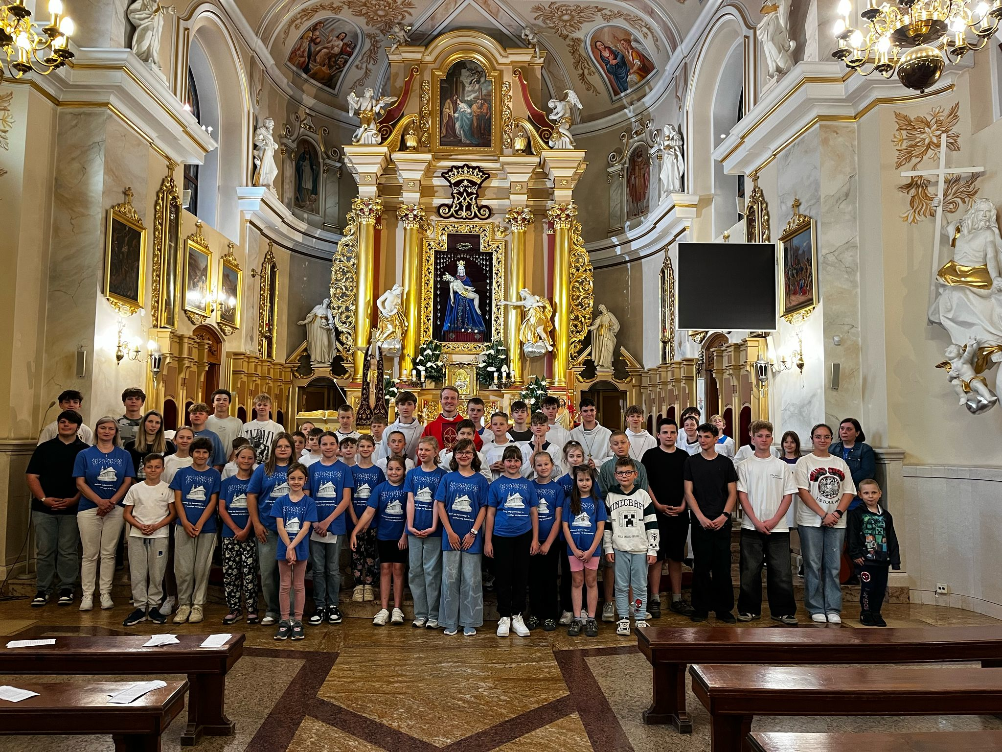 Pielgrzymka do Kościoła Jubileuszowego w Hałcnowie i GOjump - Parafia Jawiszowice św. Marcina Bpa
