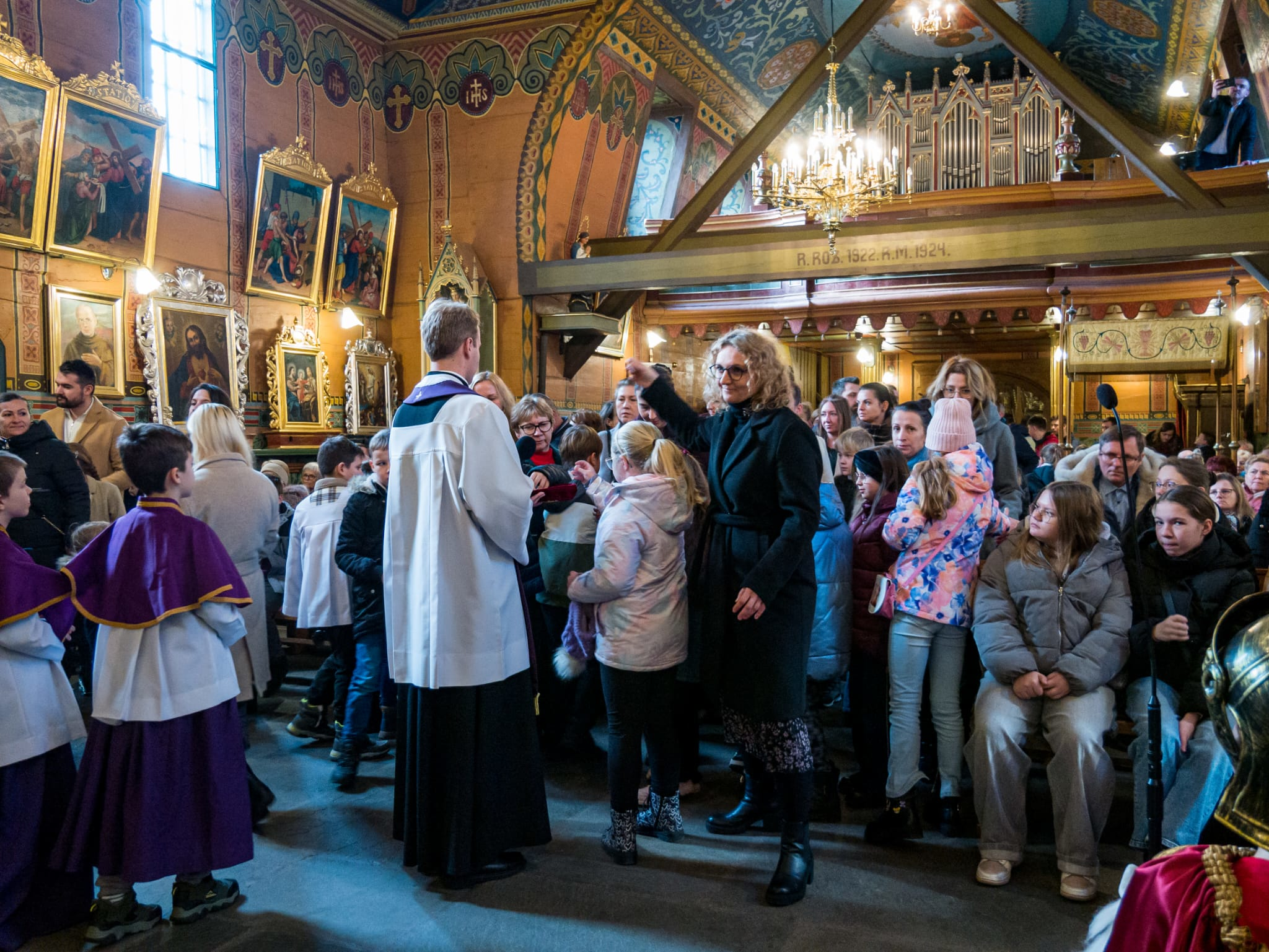 Poświęcenie medalików - Parafia Jawiszowice św. Marcina Bpa