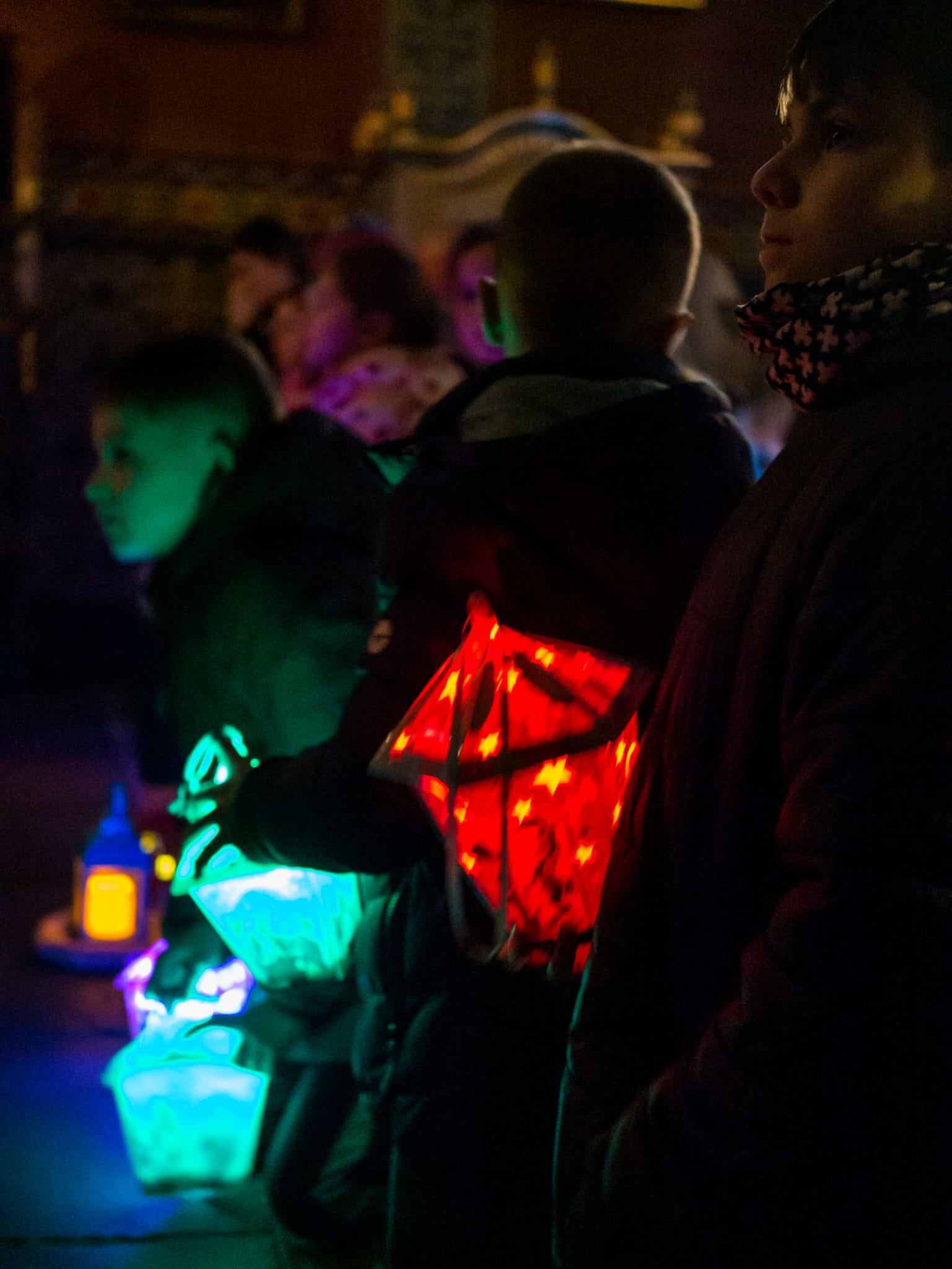 Uczestnicy rorat przygotowali kartki na Boże Narodzenia dla chorych z Parafii - Parafia Jawiszowice św. Marcina Bpa